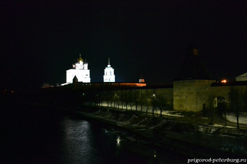 Псковский кремль ночью